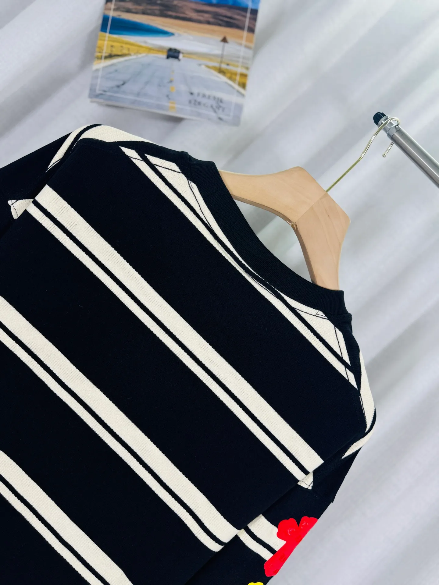 P250 top version, real shot without P, ​​different from market currency) 𝗖𝗵𝗿𝗼𝗺𝗲 𝗛𝗲𝗮𝗿𝘁𝘀/Cro Heart 2025 Autumn and Winter Horseshoe Cross 3D Printed Black and White Striped Couple Casual Long Sleeve 👑The highest version! Customized fabric 320g fabric! Horseshoe cross sticker, a best-selling model in the counter, very comfortable to wear. Accessories: original molded and authenticated collar label➕100% silk wash label. Genuine purchase-grade original hangtag➕matching hanging rope➕3D hanging beads➕original packaging bag. Craftsmanship: The original version has consistent wiring! The highest version of the armhole matching technique! Color: Black Size: S M L XL Style No.: 5188